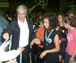 Ο Φίλος και θαυμαστής του συλλόγου μας, κος Λαμπρόπουλος, απονέμει τα μετάλλια στις αθλήτριες του ΜΕΛΑΣ